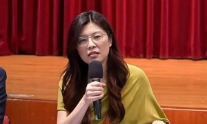 连战推荐下由绿转蓝!郑丽文逆袭当选国民党主席的背后三股力量